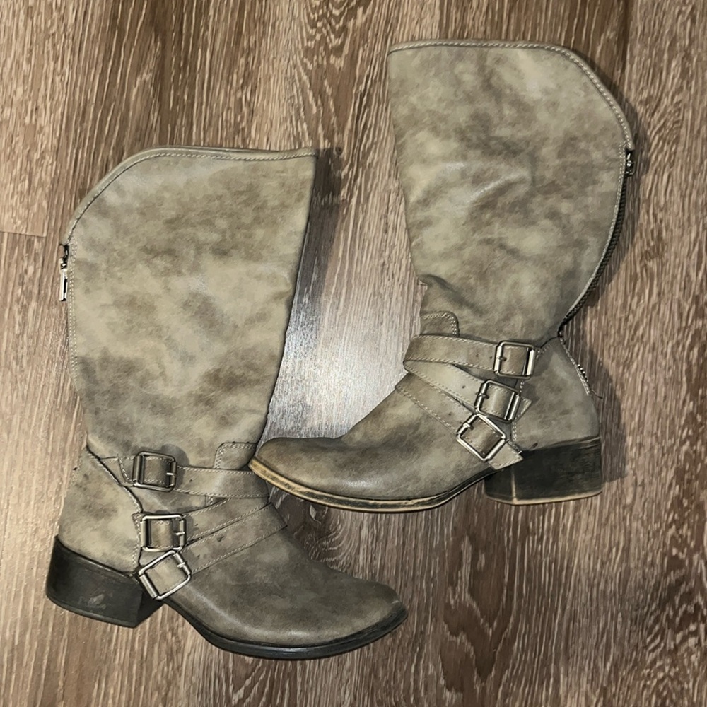 Madden Girl Dakota size 8.5 Grey Boots